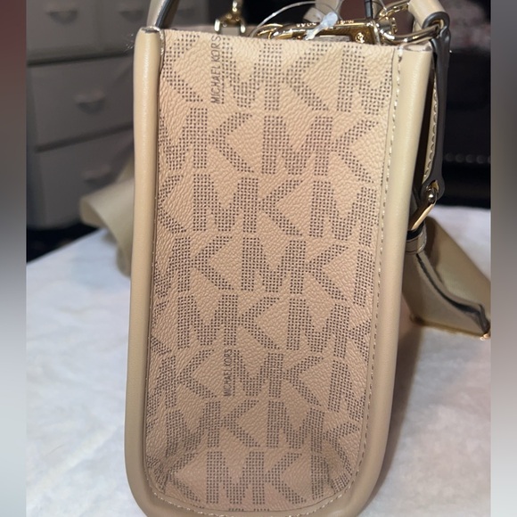 Michael Kors Gigi Small
East West Messenger Tote - Picture 5 of 14